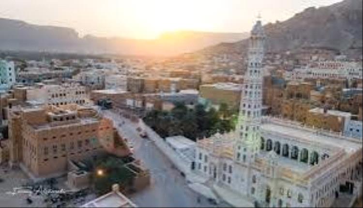 غرفة الطوارئ تسلّم أدوية ومستلزمات طبية لإصلاحية السجن ومراكز الشرطة بسيئون