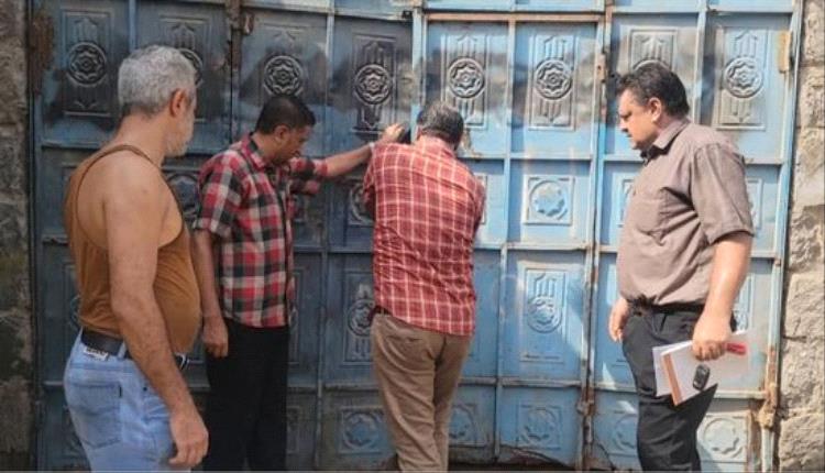 إغلاق معمل مياه مخالف في مديرية المنصورة بعدن