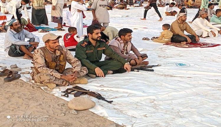 مساعد مدير أمن أبين يؤدي صلاة العيد مع جموع المصلين بملعب الفقيد نصيب عوض في مديرية زنجبار 
