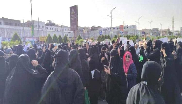 صحفي جنوبي بارز يدعو لتظاهرات حاشدة أمام قصر معاشيق لإرغام الرئاسي والحكومة على تنفيذ هذا الأمر!