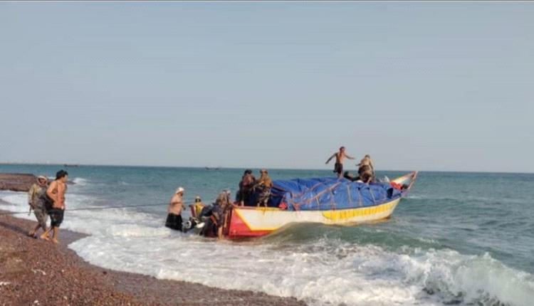 ضبط قارب محمّل بأدوية مهربة غير صالحة للاستخدام على سواحل لحج

