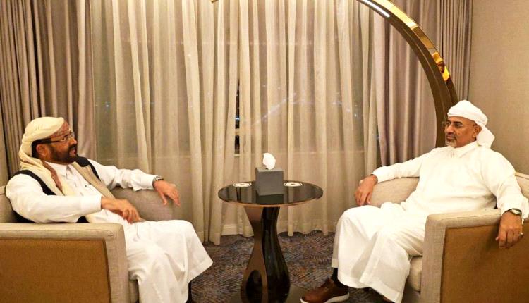 الرئيس الزُبيدي وعضو مجلس القيادة سلطان العرادة يؤكدان ضرورة معالجة الأوضاع الاقتصادية في البلاد