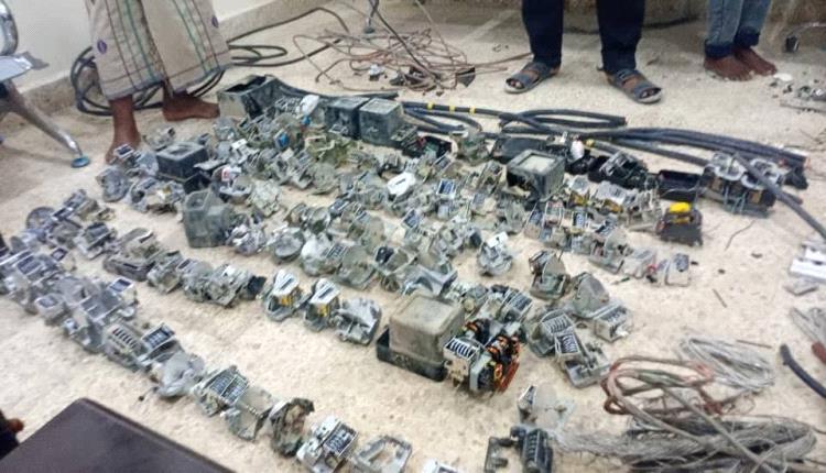 مركز شرطة فوة بالمكلا يضبط عصابة تقوم بسرقة الكابلات وعدادات الكهرباء
