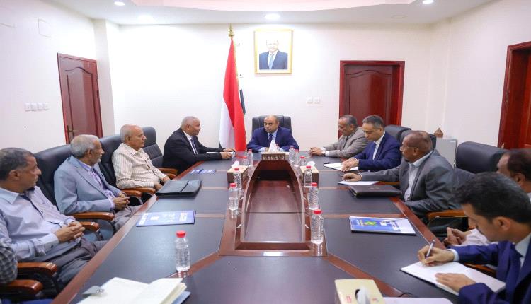 رئيس الوزراء يوجه بإعداد خطة واقعية مزمنة لإعادة تشغيل مصافي عدن
