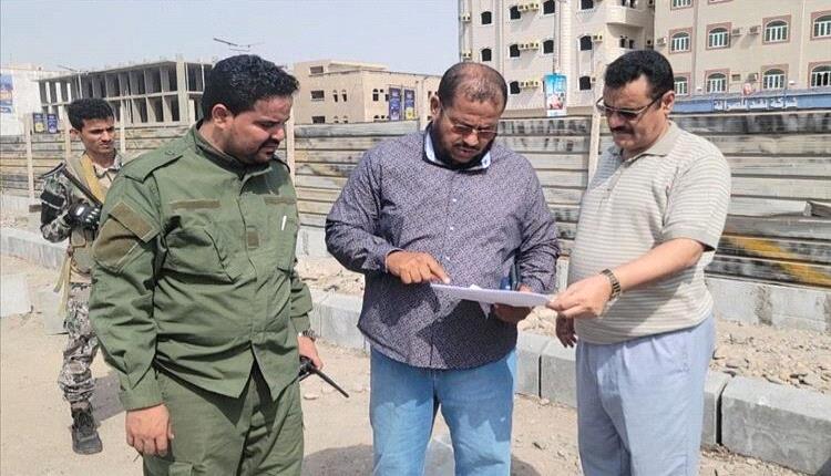 مدير مديرية المنصورة يتفقد مشروع حديقة التسعين بعدن