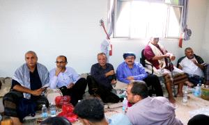أعضاء هيئة الرئاسة الجعري والشعيبي يقدمان واجب العزاء للسفير قاسم عسكر جبران في حالمين 