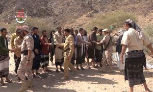 بتوجيهات المحرمي.. قيادات من العمالقة تقوم بزيارة عيدية للمرابطين في جبـ.ـهات القـ.ـتال