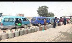 عدن : أزمة غاز تخنق السكان وسط غياب حكومي
