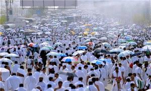 ضيوف الرحمن يرمون جمرة العقبة ويؤدون طواف الإفاضة 