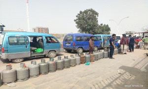 مصادر حكومية تكشف عن انفراجة لأزمة الغاز في عدن
