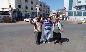 الصحفي صلاح السقلدي ينظم وقفة احتجاجية أمام قصر معاشيق للمطالبة بالخدمات الأساسية