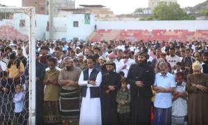 قيادات المجلس الانتقالي تؤدي صلاة عيد الأضحى مع المصلين في عدن

