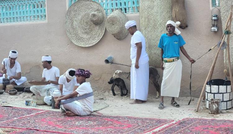 مؤسسة حضرموت لخدمة التراث تشارك في تنظيم مناسبة الختم لمسجد الرحمن بسيئون باللوحة التراثية "المزارع الحضرمي" 