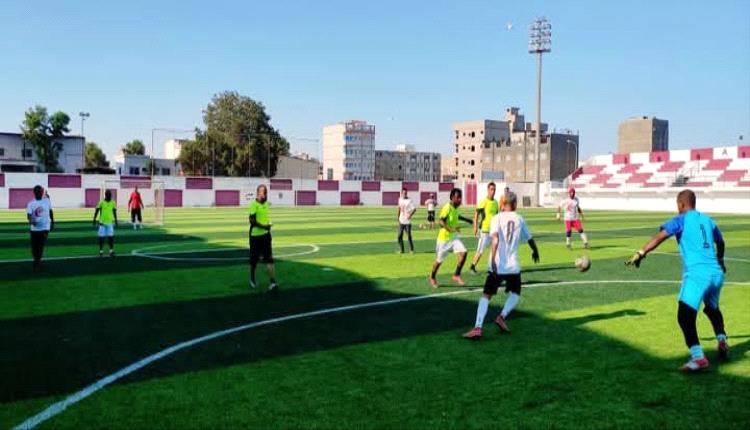 فريق شركة النفط فرع عدن يكتسح فريق الصحة ويتأهل إلى نصف نهائي كأس عدن للكرة الخماسية
