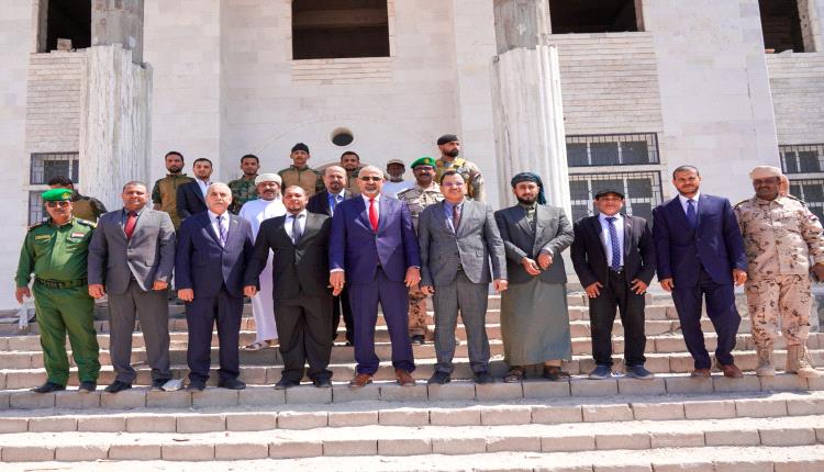 الرئيس الزُبيدي يتفقد أعمال التشطيبات في المجمع الحكومي بمحافظة أرخبيل سقطرى