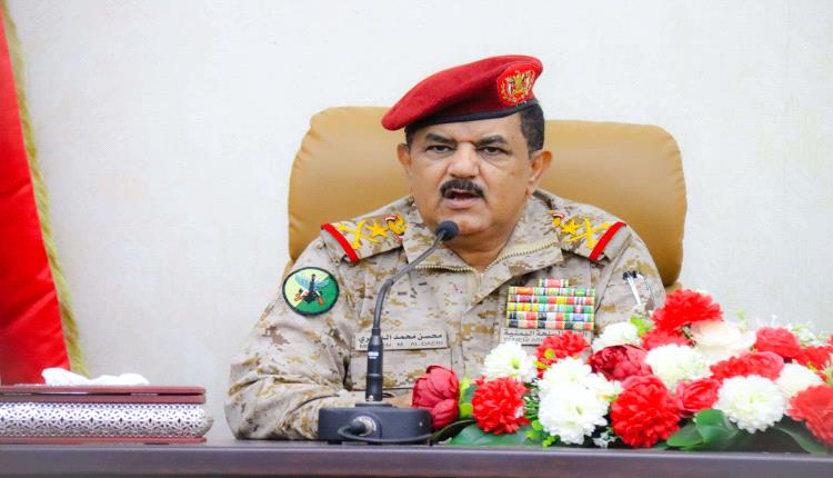 وزير الدفاع يشيد بصلابة المقاتلين في الجبهات ويوجه برفع مستوى الجاهزية واليقظة
