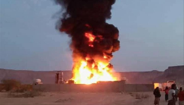 حريق هائل يلتهم مصفاة وقود تقليدية في مدينة القطن بحضرموت فجر اليوم

