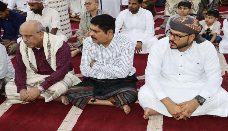 الكثيري والمحمدي يؤديان صلاة العيد مع جموع المصلين في مسجد الشهداء بالمكلا