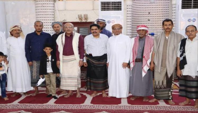 الكثيري يؤدي صلاة العيد في المكلا