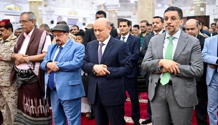 الرئيس العليمي يؤدي صلاة عيد الفطر مع قيادات الدولة والمواطنين في عدن