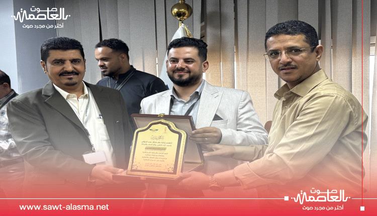 مدير عام مطار عدن الدولي يكرم مدير محطة اليمنية بمنطقة عدن تقديرًا لتعاونه المستمره وجهوده المخلصه 

