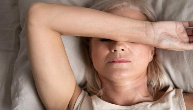 أعراض لانقطاع الطمث قد تكون جرس إنذار للإصابة بالخرف مستقبلا