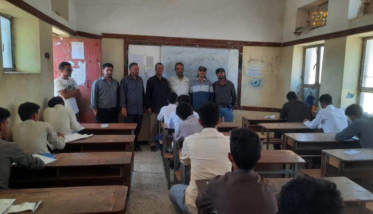 مدير التربية بالشعيب يزور المركز الامتحاني في ثانوية الحكم