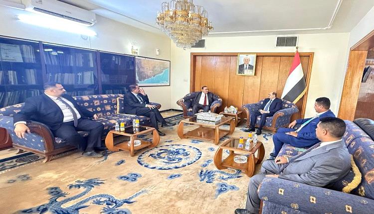 وزير الخارجية يطلع على سير العمل في السفارة اليمنية بالعاصمة العراقية بغداد