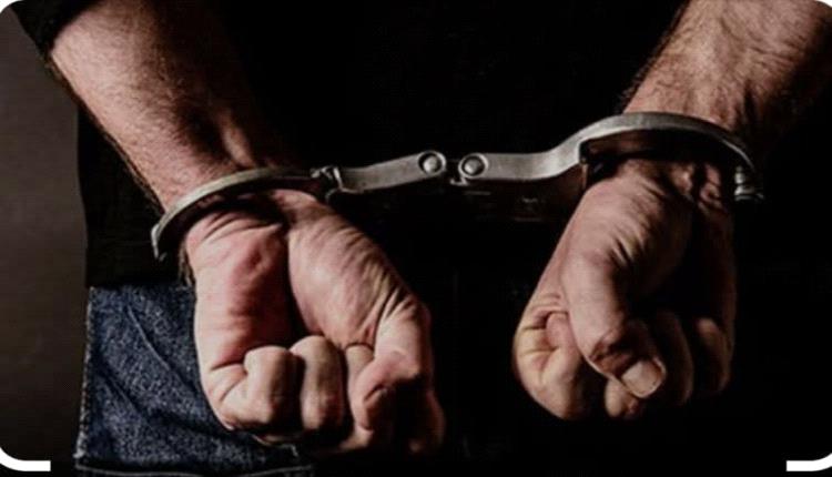 بعد ساعة من وقوع الجـ.ـريمة.. أمن المكلا يضبط متهمًا بإطـ.ـلاق الـنـار على والدته