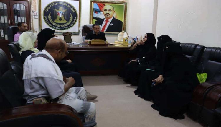 رئيس تنفيذية انتقالي لحج يلتقي عددًا من القيادات النسوية المشاركة في الوقفة الاحتجاجية بالحوطة