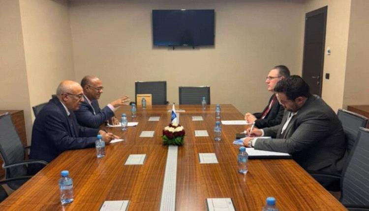 لقاء يمني أممي يستعرض مشاريع الشمول المالي وتطوير ميناء الاصطياد بعدن