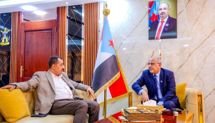 الكثيري يطّلع على خطط المؤسسة الاقتصادية بالعاصمة عدن لتغطية احتياجات السوق من السلع الأساسية والاستهلاكية