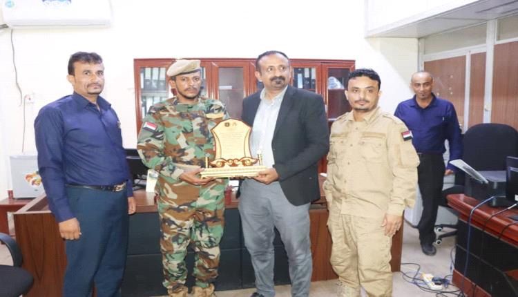 قيادة اللواء الأول دعم أمني تكرم وكيل عدن لشؤون الشهداء والجرحى ت..