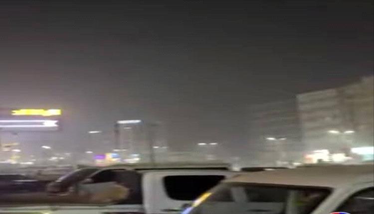 صحفي يحذر من تجاهل أسباب تصاعد الدخان في سماء عدن ويستبعد نشاطًا بركانيًا
