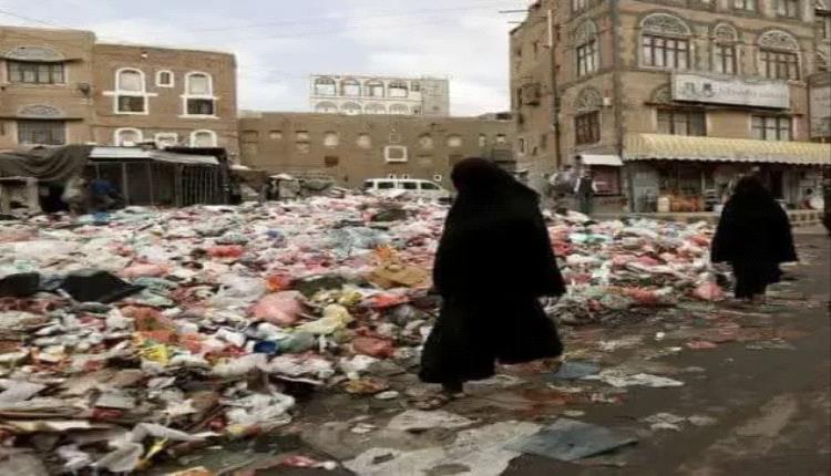 مأساة إنسانية في صنعاء: نساء يبحثن عن الطعام بين أكوام القمامة في مشهد يُدمي القلب