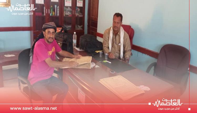المشرف العام على الامتحانات الوزارية بالشعيب يلتقي برئيس المركز الامتحاني بمدرسة محمد قاسم الظليمي