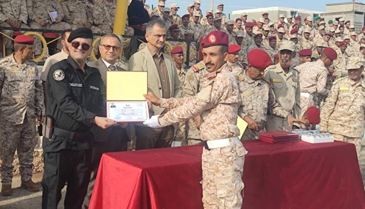 وزير الدفاع يشهد حفل تخرج الدفعة الثالثة جامعيين في الكلية الحربية بالعاصمة عدن