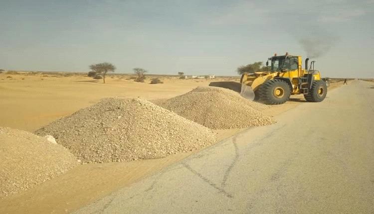 طواقم الطرق والجسور تبدأ أعمال صيانة عاجلة لطريق المهرة الدولي