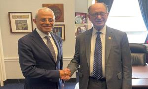 نائب وزير الخارجية يلتقي عضو الكونغرس براد شيرمان ويثمّن مواقفه الداعمة لليمن