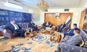 وزير الخارجية يطلع على سير العمل في السفارة اليمنية بالعاصمة العراقية بغداد