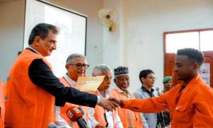 المحافظ لملس يكرّم العمال المبرزين بصندوق النظافة والتحسين في العاصمة عدن بمناسبة عيد العمال