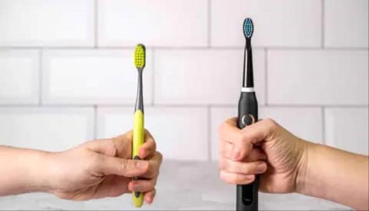 فرشاة الأسنان الكهربائية أم اليدوية.. أيهما الأنسب لصحة فمك؟