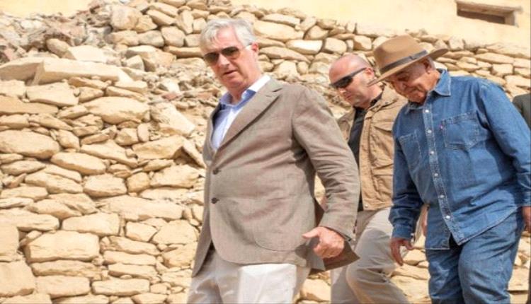 ملك بلجيكا يزور موقع حفائر زاهي حواس في سقارة