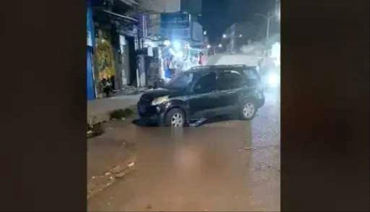 إب: شخص يعاني اضطرابًا عقليًا يشعل النار في سيارة بحثًا عن الدفء
