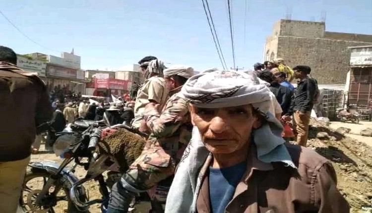 جندي يعتدي على مسن في التربة بتعز 