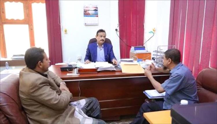 المحافظ بن الوزير يستعرض مع إدارة جمعية رعاية المعاقين التصاميم والدراسات الفنية لمبنى الجمعية