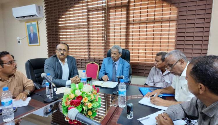 محافظ لحج يناقش مع مديري المديريات المشاريع المقترحة ضمن الخطة التنموية الشاملة للمحافظة