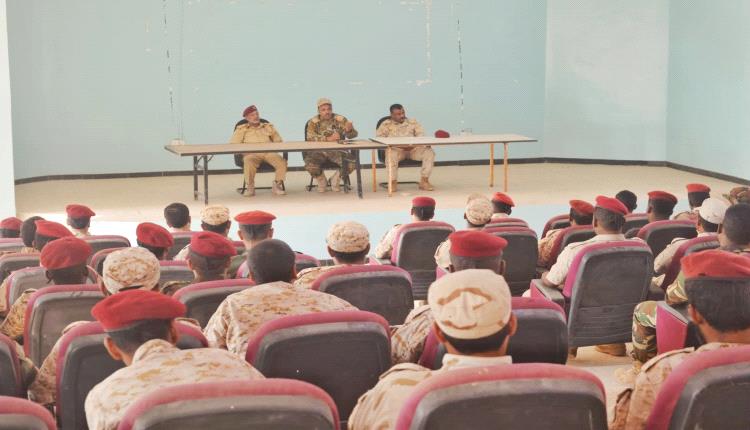 شعبة التوجيه المعنوي بقيادة المنطقة العسكرية الثانية تنظم محاضرة توعوية لتعزيز الروح المعنوية لمنتسبي معسكر قيادة المنطقة