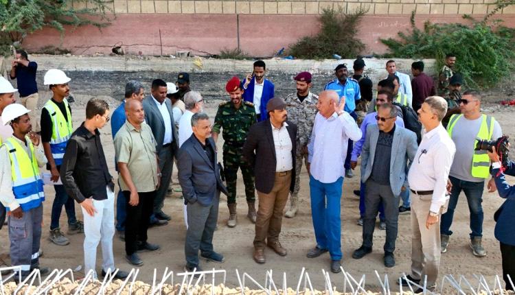 محافظ حضرموت يتفقد جسر المنورة بالمكلا ويشيد بتصاميم تجمع بين الكفاءة وسرعة التنفيذ

