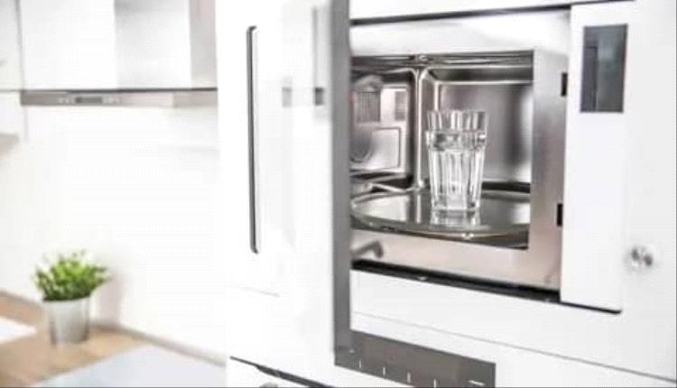 تحـ.ـذير من خطـ.ـر خفي وراء غلي الماء في الميكروويف